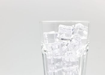 Eiswürfelbereiter mit Wassertank vs. Festwasseranschluss: Die entscheidenden Unterschiede