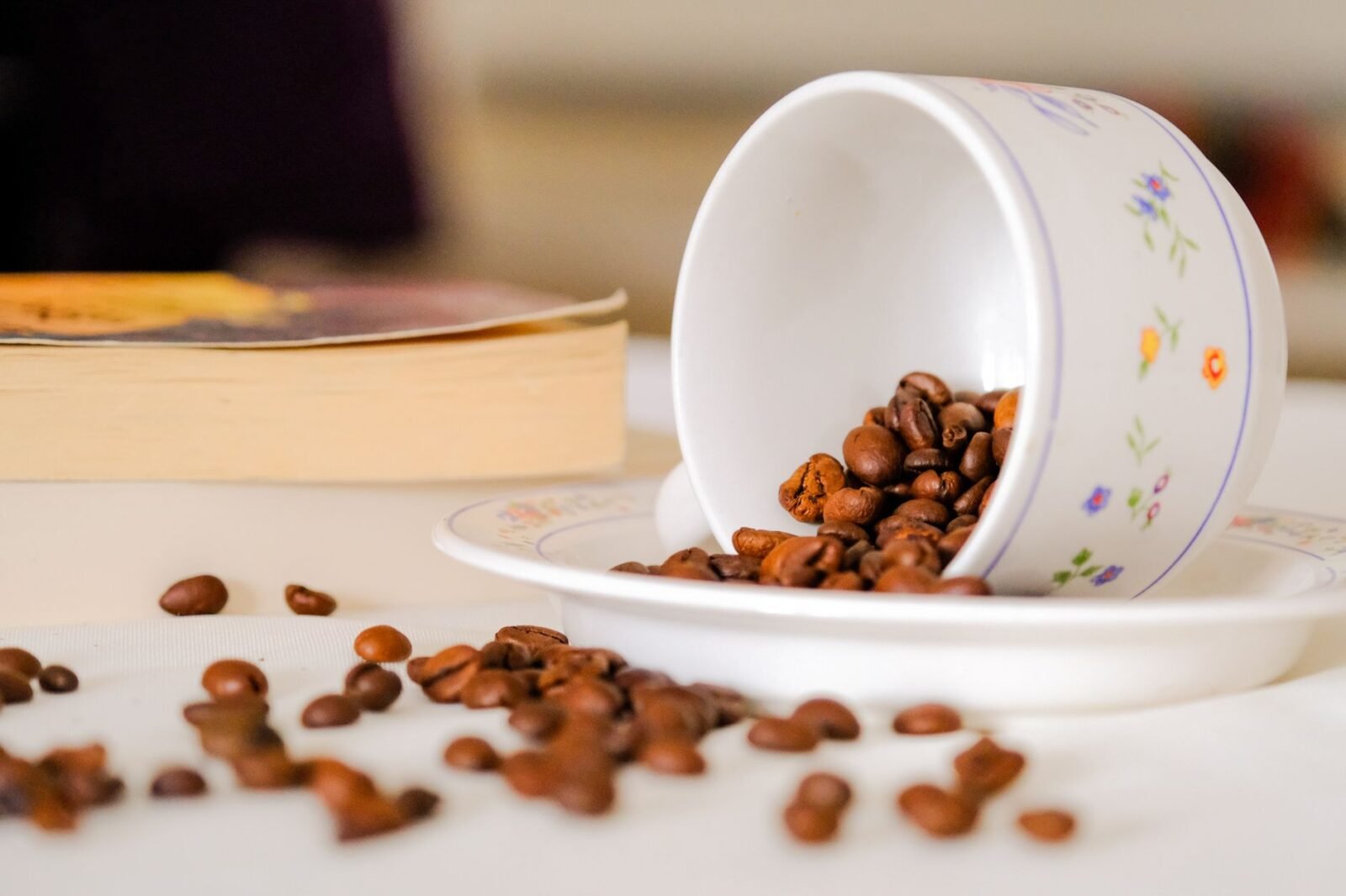 Kaffeeflecken entfernen: So klappt es auf jedem Untergrund
