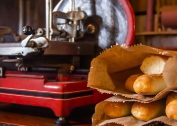 Brotschneidemaschinen erklärt: Aufbau, Funktionsweise und Bauteile im Überblick