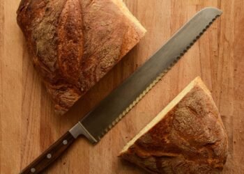 Glattmesser und Wellenschliff: Welche Messer kommen bei Brotschneidemaschinen zum Einsatz?