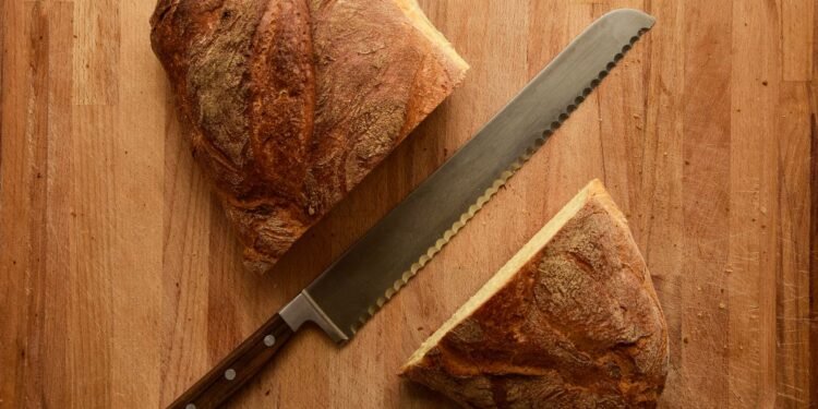 Glattmesser und Wellenschliff: Welche Messer kommen bei Brotschneidemaschinen zum Einsatz?