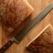 Glattmesser und Wellenschliff: Welche Messer kommen bei Brotschneidemaschinen zum Einsatz?