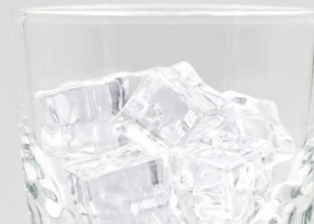 Hohle Eiswürfel: Warum sie schneller kühlen und wie sie entstehen
