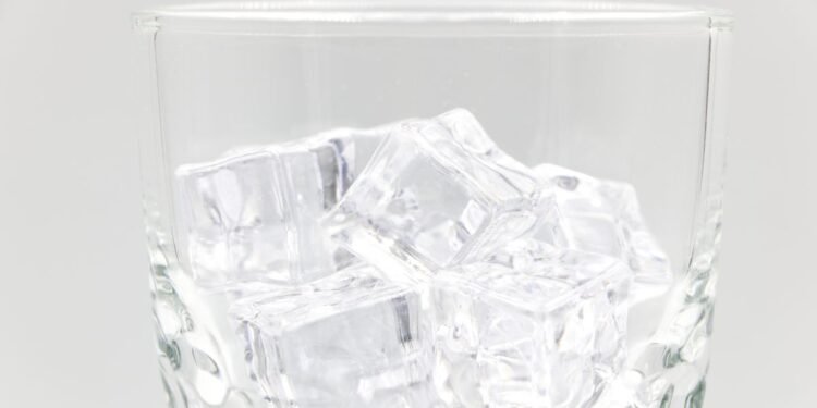 Hohle Eiswürfel: Warum sie schneller kühlen und wie sie entstehen