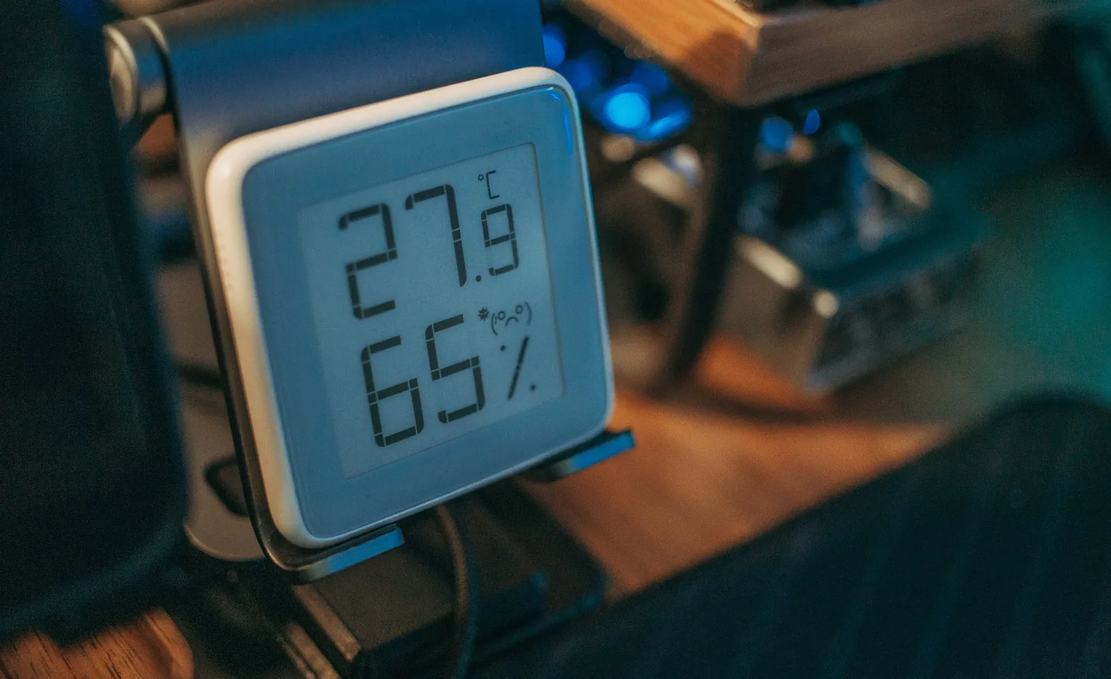 Digitales Hygrometer mit einer Anzeige von 65 Prozent relativer Luftfeuchtigkeit