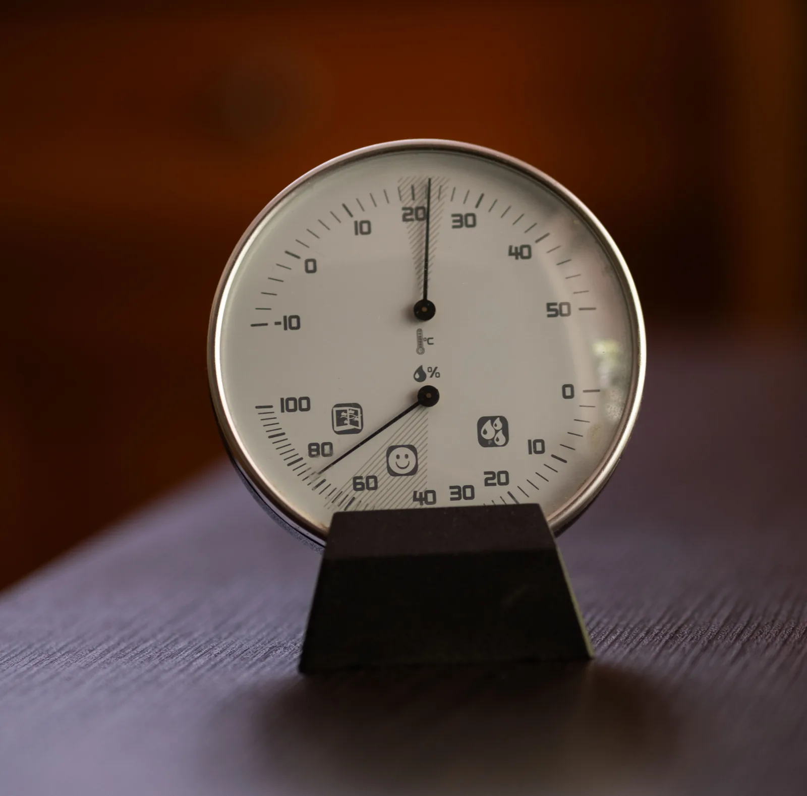 Analoges Kombiinstrument zeigt Raumtemperatur und relative Luftfeuchtigkeit
