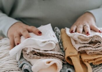 Schranktrocken: So trocknen Sie Wäsche im Schrank richtig und sicher