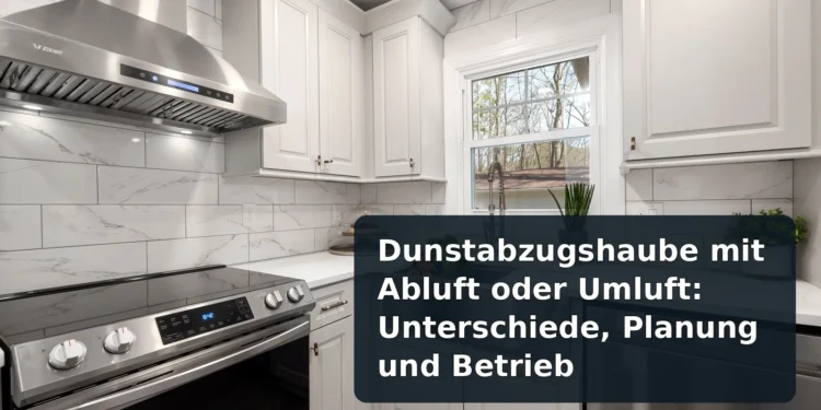 Moderne Küche mit Dunstabzugshaube; Titel: Dunstabzugshaube mit Abluft oder Umluft: Unterschiede, Planung und Betrieb
