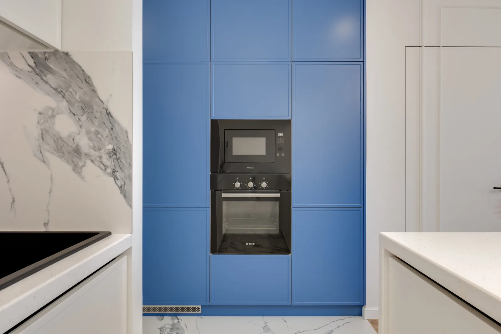 Einbau-Mikrowelle über einem Backofen in einer modernen Küchenzeile
