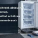 Vereister Gefrierschrank mit Auffangschale und Tüchern; Titel: Gefrierschrank abtauen: Eis entfernen, Lebensmittel schützen und Stromverbrauch senken