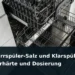 Offener Geschirrspüler mit ausgezogenem Korb; Titel: Geschirrspüler-Salz und Klarspüler: Wasserhärte und Dosierung