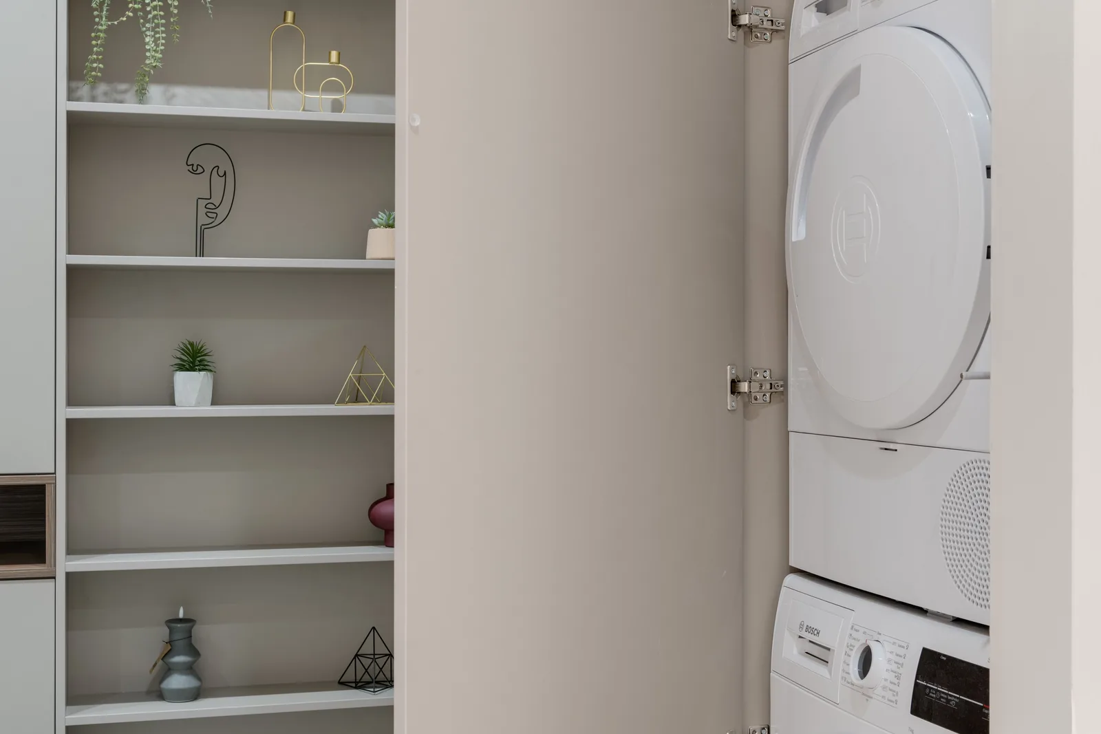 Waschmaschine und Trockner als platzsparender Waschturm in einem Schrank